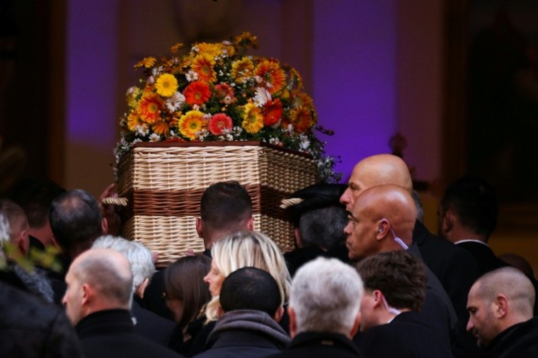 Le cercueil de Brigitte Bardot entre dans l'église Notre-Dame de l'Assomption lors des obsèques de l'actrice, le 7 janvier 2026 à Saint-Tropez, dans le Var ( AFP / Valery HACHE )