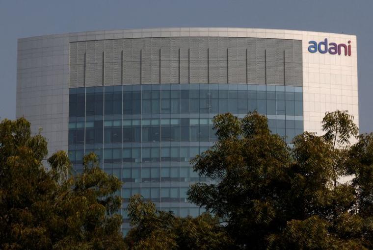 Le logo du groupe Adani est visible sur la façade de son siège social à la périphérie d'Ahmedabad