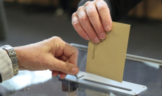 Une personne glisse son bulletin de vote dans l'urne au Touquet, dans le nord de la France, le 15 mars 2026. ( AFP / Ludovic MARIN )
