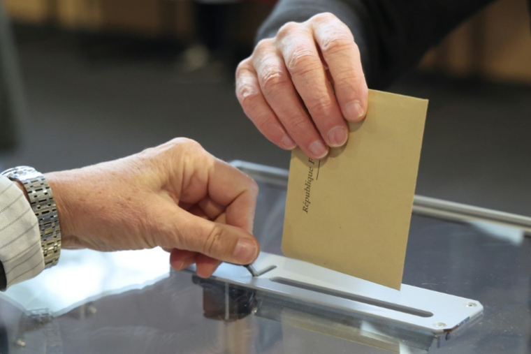 La gauche socialiste et ses alliés sortent affaiblis des élections municipales dans les villes moyennes, contrairement à la droite qui maintient ses positions et au Rassemblement national qui gagne du terrain ( AFP / Ludovic MARIN )