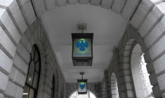 Le logo de la banque Barclays est visible sur des lampes en verre à l'extérieur d'une succursale de la banque dans le quartier financier de la City à Londres