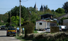 Des gendarmes stationnent le 3 septembre 2026 devant le jardin de la maison en construction d'un couple en instance de séparation dont l'homme a tué ses deux enfants et sa belle-mère, avant de se donner la mort, à Gy, en Haute-Saône ( AFP / ARNAUD FINISTRE )