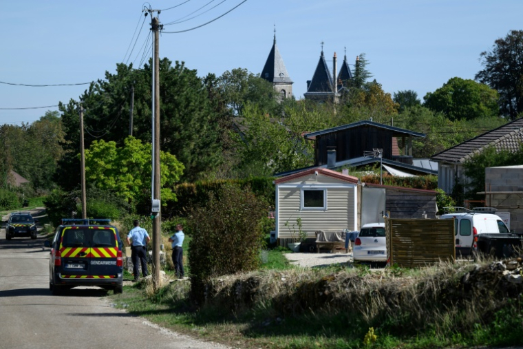 Des gendarmes stationnent le 3 septembre 2026 devant le jardin de la maison en construction d'un couple en instance de séparation dont l'homme a tué ses deux enfants et sa belle-mère, avant de se donner la mort, à Gy, en Haute-Saône ( AFP / ARNAUD FINISTRE )