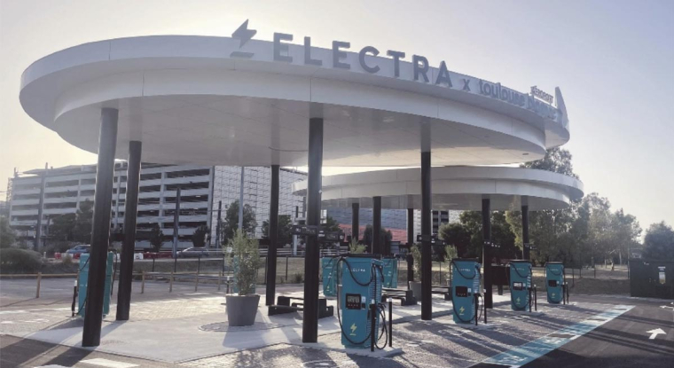 En France, le gouvernement ambitionne de porter le nombre de points de charge à 400000 en 2030. Une station Electra équipée de six points de recharge ultrarapide représente un investissement de 400.000 à 500.000 euros.  (© Electra)
