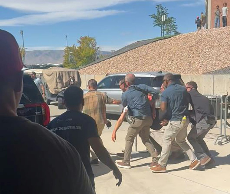 Capture d'écran d'une vidéo de Jeremy King montrant des hommes portant l'influenceur conservateur Charlie Kirk après qu'il a été touché par un tir d'arme à feu lors d'une réunion publique sur un campus universitaire à Orem (Utah), aux Etats-Unis, le 10 septembre 2025 ( UGC / Jeremy King )
