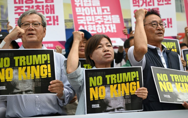 Des manifestants sud-coréens lors d'un rassemblement contre la politique tarifaire du président américain Donald Trump près de l'ambassade des États-Unis à Séoul, le 31 juillet 2025 ( AFP / Jung Yeon-je )