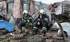 Des pompiers à Kharkiv, en Ukraine, le 21 mai 2024. ( AFP / SERGEY BOBOK )