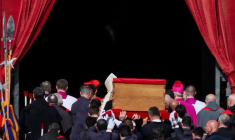 Le cercueil du pape François est transféré dans la basilique Saint-Pierre