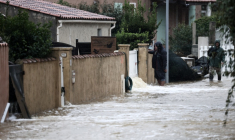 Des habitants dans une rue inondée à Saint-Mitre-les-Remports, près de Marseille, le 20 octobre 2026 dans les Bouches-du-Rhône ( AFP / Thibaud MORITZ )
