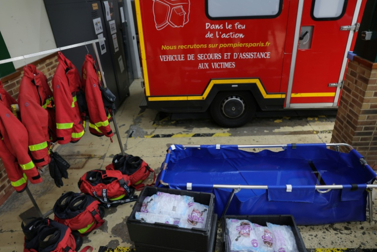 Une baignoire de refroidissement d'urgence et des poches de glace, dans une caserne de pompiers à Paris, le 28 juin 2026 lors d'un épisode de canicule en France ( AFP / Kenzo TRIBOUILLARD )