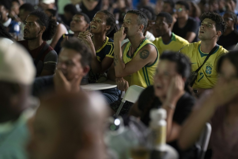 Des fans de foot devant le match Maroc-Brésil dans le quartier plus aisé du Vedado, à La Havane, le 13 juin 2026 ( AFP / Pablo PORCIUNCULA )