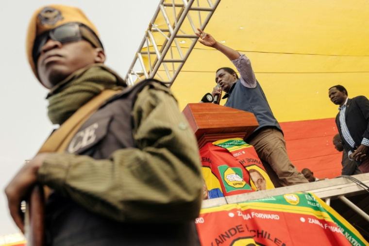 Le président zambien sortant, Hakainde Hichilema, s'adresse à ses partisans lors d'un meeting de la campagne présidentielle, le 11 août 2026 à Lusaka  ( AFP / GIANLUIGI GUERCIA )