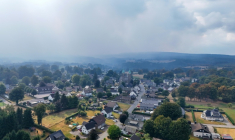 Vue aérienne montrant les fumées d'incendies à Kalterherberg, près de la ville allemande de Monschau, non loin de la frontière avec la Belgique, le 17 août 2026 ( AFP / INA FASSBENDER )