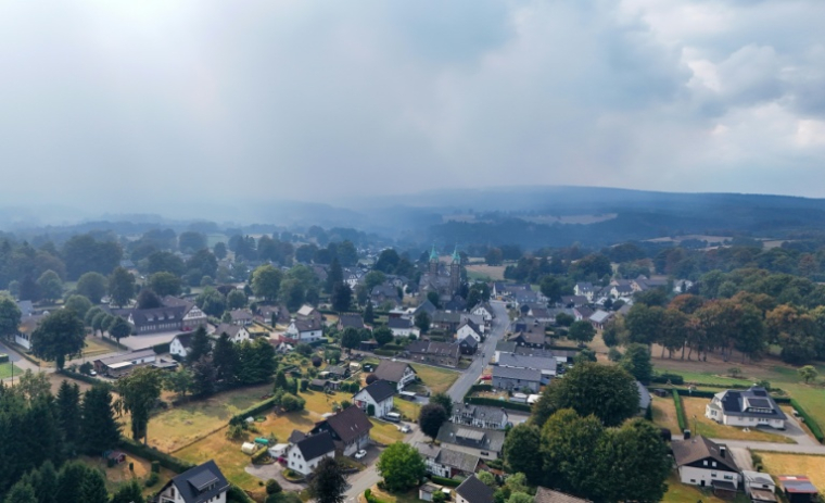 Vue aérienne montrant les fumées d'incendies à Kalterherberg, près de la ville allemande de Monschau, non loin de la frontière avec la Belgique, le 17 août 2026 ( AFP / INA FASSBENDER )