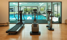 Les salles de sport haut de gamme proposent des prestations de luxe pour leurs clients. ( crédit photo : Shutterstock )