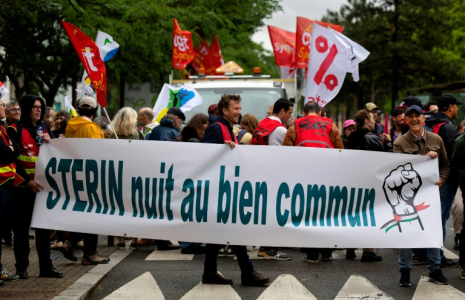 Manifestation à Nantes le 5 juin 2025  contre l'organisation d'un gala "La nuit du Bien commun", mouvement fondé notamment par le milliardaire conservateur Pierre-Édouard Stérin ( AFP / Fred TANNEAU )