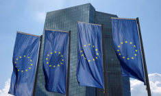 Des drapeaux européens sont visibles devant le bâtiment de la Banque centrale européenne (BCE)