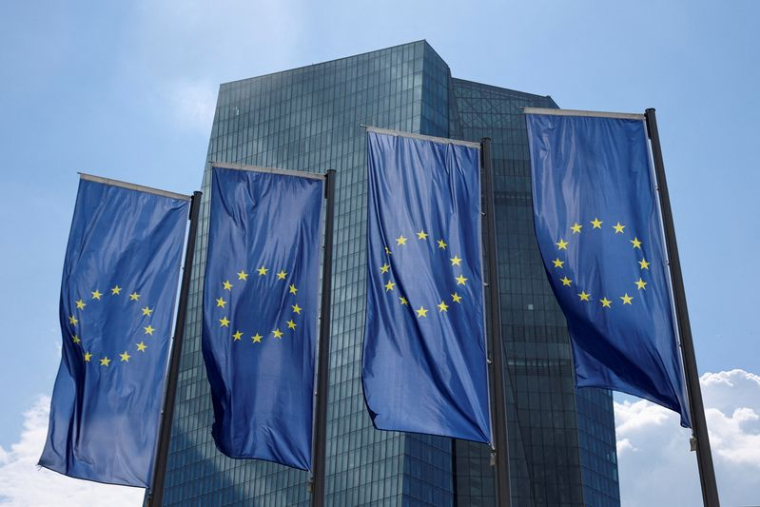 Des drapeaux européens sont visibles devant le bâtiment de la Banque centrale européenne (BCE)
