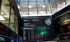 Un écran de négociation est visible à la Bourse de Londres