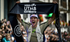 Le Britannique Tom Evans célèbre sa victoire au terme de l'UTMB, à Chamonix, le 30 août 2025 ( AFP / JEFF PACHOUD )