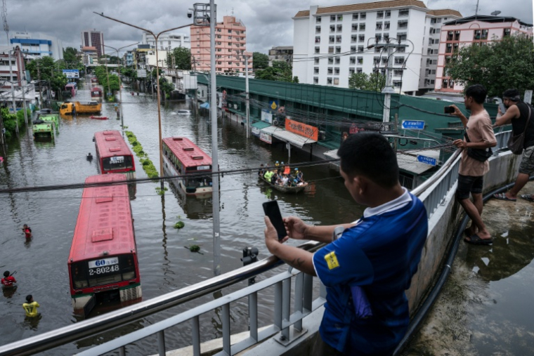 Une artère inondée à Bangkok, où l'état de catastrophe naturelle a été déclaré après des pluies diluviennes qui ont inondé habitations, commerces et axes de circulation, le 27 septembre 2026 ( AFP / Chanakarn LAOSARAKHAM )