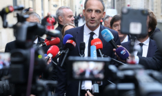 Raphaël Glucksmann (c), candidat du PS et de Place publique à le présidentielle, parle à la presse après une réunion avec le Premier ministre Sébastien Lecornu à Matignon, le 22 octobre 2026 à Paris ( AFP / Kenzo TRIBOUILLARD )
