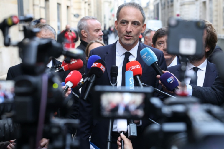 Raphaël Glucksmann (c), candidat du PS et de Place publique à le présidentielle, parle à la presse après une réunion avec le Premier ministre Sébastien Lecornu à Matignon, le 22 octobre 2026 à Paris ( AFP / Kenzo TRIBOUILLARD )