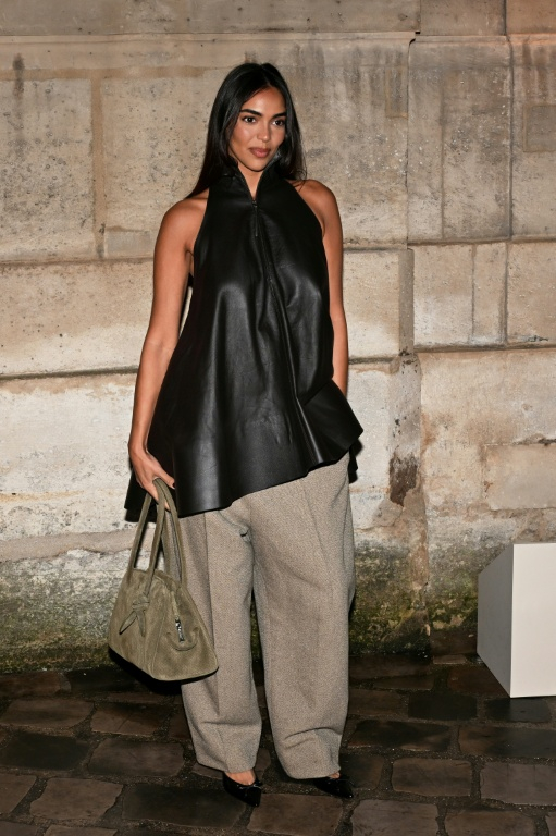 La mannequin Sandra Shehab pose avant le défilé Jacquemus à la Fashion Week de Paris, le 25 janvier 2026  ( AFP / Blanca CRUZ )