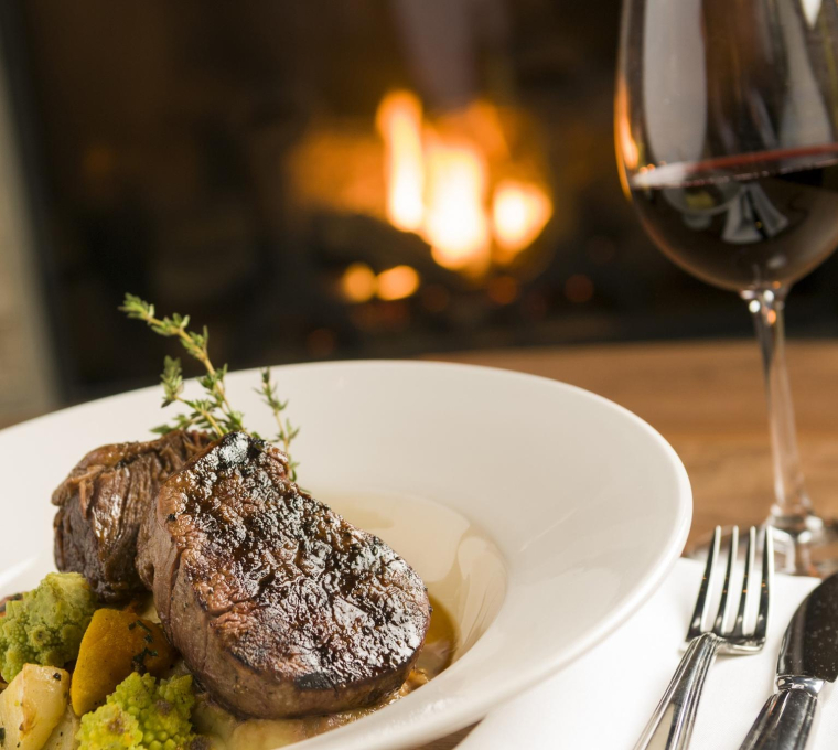 À deux, en famille ou entre amis, voici 5 adresses de la capitale où se réchauffer près de la cheminée. crédit photo : Getty images