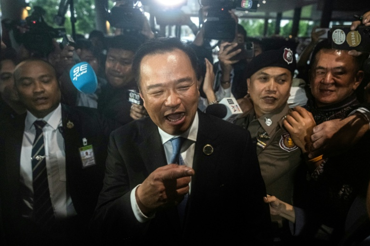 Le chef du parti Bhumjaithai, Anutin Charnvirakul (au centre), réagit en quittant le Parlement après l'annonce qu'il avait remporté la majorité des voix des députés pour devenir le prochain Premier ministre de Thaïlande, à Bangkok, le 5 septembre 2025. ( AFP / Chanakarn Laosarakham )