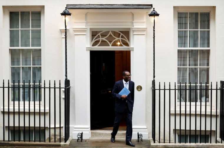 Le ministre des Finances britannique, Kwasi Kwarteng, devant Downing Street à Londres