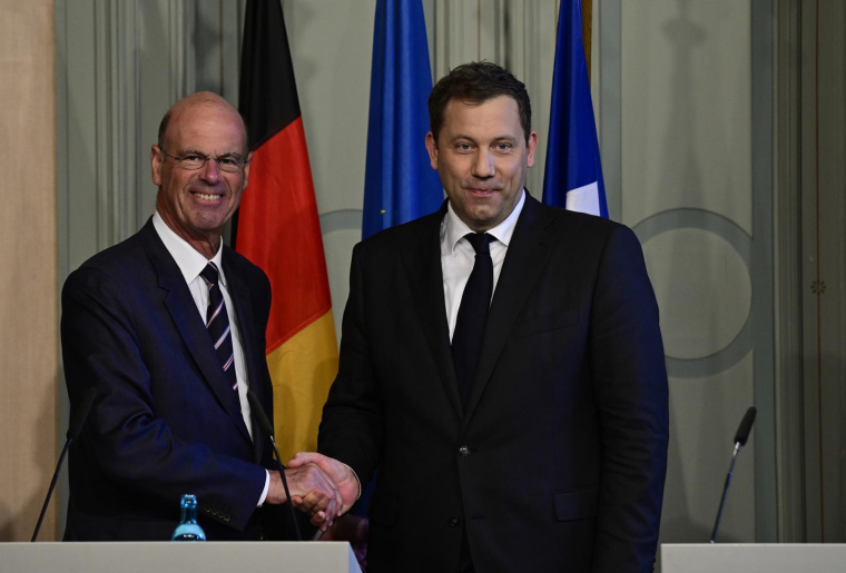 Eric Lombard et son homologue allemand Lars Klingbeil le 16 juillet à Genshagen, au sud de Berlin. (  / John MACDOUGALL )