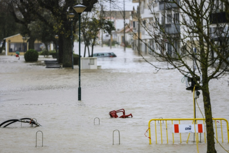 Une rue inondée d'Alcacer do Sal lors de la Dépression Leonardo, le 4 février 2026 dans le sud du Portugal ( AFP / PATRICIA DE MELO MOREIRA )