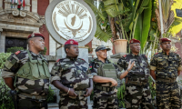 Le colonel Michael Randrianirina (C), chef de l'unité CAPSAT qui a pris le pouvoir à Madagascar, devant le palais présidentiel le 14 octobre 2025 à Antananarico  ( AFP / Luis TATO )