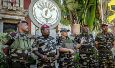 Le colonel Michael Randrianirina (C), chef de l'unité CAPSAT qui a pris le pouvoir à Madagascar, devant le palais présidentiel le 14 octobre 2025 à Antananarico  ( AFP / Luis TATO )