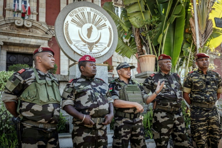Le colonel Michael Randrianirina (C), chef de l'unité CAPSAT qui a pris le pouvoir à Madagascar, devant le palais présidentiel le 14 octobre 2025 à Antananarico ( AFP / Luis TATO )