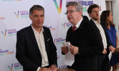 Olivier Faure, premier secrétaire du PS, et Jean-Luc Mélenchon, chef de file de LFI, lors d'une conférence de presse présentant le programme de la Nupes pour les élections législatives, le 10 mai 2022 à Paris.  ( AFP / THOMAS SAMSON )