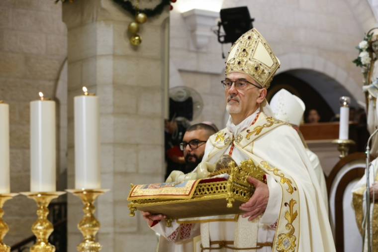 Le patriarche latin de Jérusalem, le cardinal Pierbattista Pizzaballa célèbre la messe de minuit à l'église Sainte-Catherine, dans la basilique de la Nativité, à Bethléem, le 24 décembre 2025 en Cisjordanie occupée ( POOL / MUSSA QAWASMA )