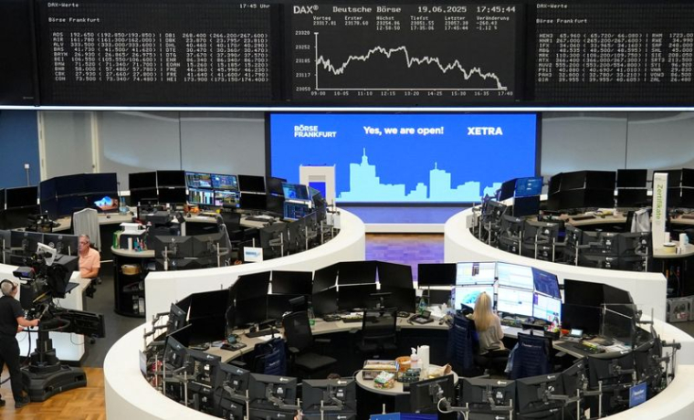 Le graphique de l'indice allemand DAX est affiché à la bourse de Francfort.