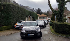 La délégation américaine quitte en voiture la résidence de l'ambassadeur d'Oman à Genève, où se déroulent les négociations nucléaires indirectes entre les États-Unis et l'Iran, le 17 février 2026 ( AFP / Robin MILLARD )