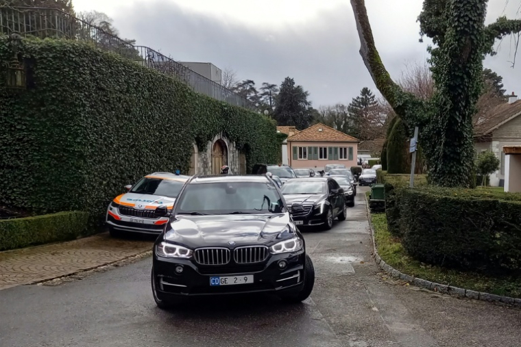 La délégation américaine quitte en voiture la résidence de l'ambassadeur d'Oman à Genève, où se déroulent les négociations nucléaires indirectes entre les États-Unis et l'Iran, le 17 février 2026 ( AFP / Robin MILLARD )