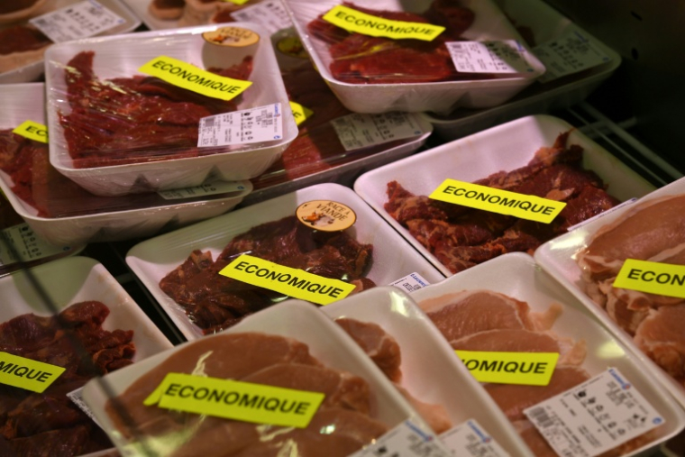 "Contraignez-nous": des cadres de la distribution et de l'agro-industrie dénoncent le "dogme des prix bas" ( AFP / DAMIEN MEYER )