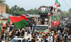 Des partisans du Pakistan Tehreek-e-Insaf (PTI), le parti de l'ancien Premier ministre emprisonné Imran Khan, participent à une marche dans le district de Khyber, dans la province pakistanaise du Khyber Pakhtunkhwa, le 7 octobre 2026 ( AFP / Abdul MAJEED )