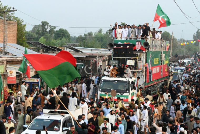 Des partisans du Pakistan Tehreek-e-Insaf (PTI), le parti de l'ancien Premier ministre emprisonné Imran Khan, participent à une marche dans le district de Khyber, dans la province pakistanaise du Khyber Pakhtunkhwa, le 7 octobre 2026 ( AFP / Abdul MAJEED )