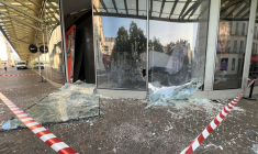 Un magasin Nike vandalisé lors d'une nuit d'affrontements au centre commercial Westfield Forum des Halles à Paris, en France