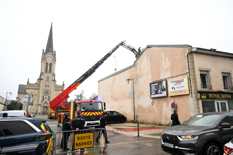 Le bâtiment où s'est déclaré dans la nuit un incendie mortel à Neuves-Maisons, en Meurthe-et-Moselle, le 30 novembre 2025  ( AFP / Jean-Christophe VERHAEGEN )