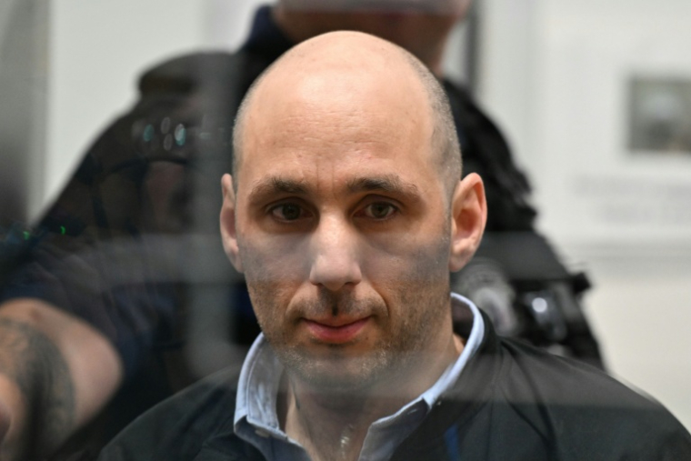 Cédric Jubillar dans la salle d'audience de la cour d'assises du Tarn lors de son procès pour le meurtre de sa femme Delphine Jubillar, le 23 septembre 2025 à Albi ( AFP / Lionel BONAVENTURE )
