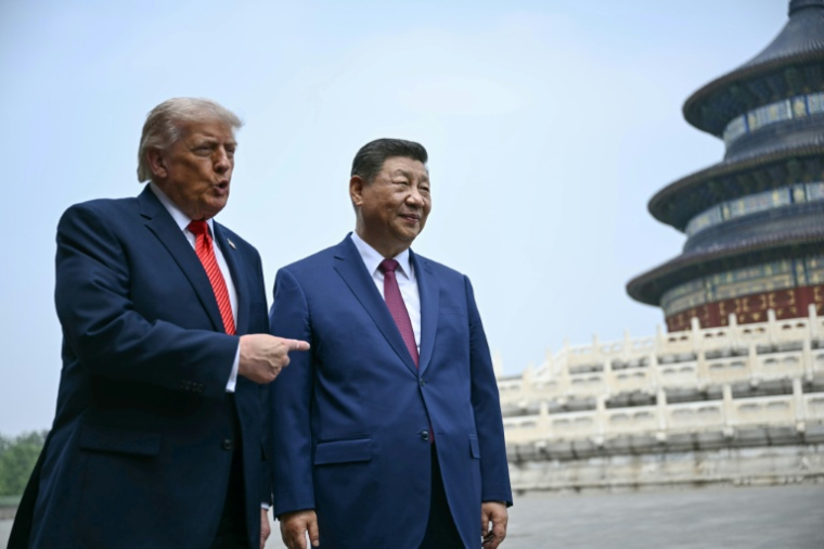 Le président américain Donald Trump (g) et le président chinois Xi Jinping visitent le Temple du Ciel à Pékin, le 14 mai 2026 ( POOL / Brendan SMIALOWSKI )