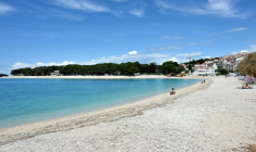 Des plages artificielles à Primosten, en Croatie, le 9 mai 2025 ( AFP / ELVIS BARUKCIC )