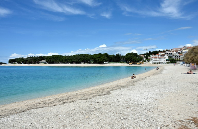 Des plages artificielles à Primosten, en Croatie, le 9 mai 2025 ( AFP / ELVIS BARUKCIC )